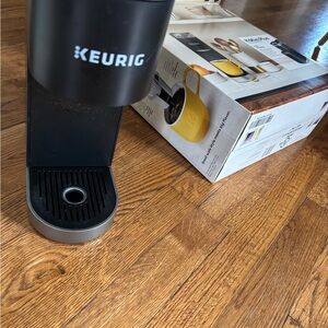 Keurig K-Mini Plus Coffee Maker in Black and Silver like new